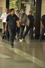 Amitabh Bachchan snapped in Mumbai Airport on 13th Sept 2012 (5).JPG